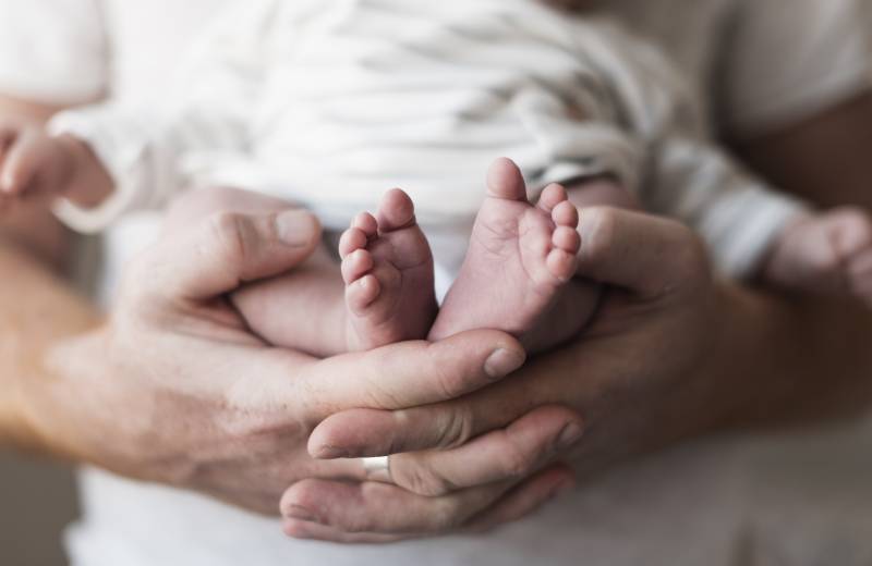 père et bébé - congé paternité